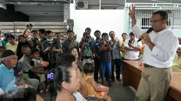Cagub DKI Jakarta Anies Baswedan menyampaikan visi-misi di hadapan warga bantaran Kali Krukut, Jakarta Barat, Kamis (3/11). Kepada warga, Anies berjanji memprioritaskan penataan wilayah tanpa melanggar prinsip kemanusiaan. (Liputan6.com/Yoppy Renato)