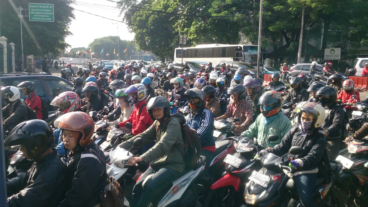 Imbas Penutupan Jalan Saat KAA, Lalu Lintas di Senayan 'Kusut'