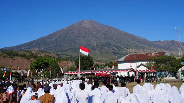 Sandiaga Uno Kibarkan Bendera di Bawah Laut Pulau Pramuka, MenLHK Pimpin Upacara HUT ke-79 RI di Gunung Rinjani