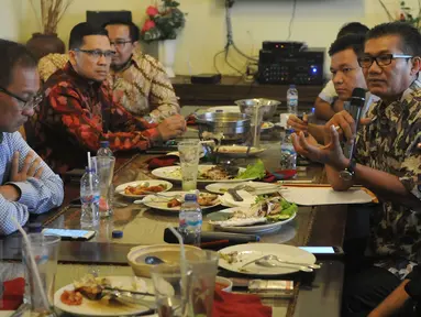 Ketua DPP Golkar Agun Gunandjar (kanan) berbicara saat menggelar silaturahmi sesama pengurus Golkar Riau pasca konflik dualisme pengurus di Restoran Puang Oca, Jakarta, Selasa (16/2). (Liputan6.com/JohanTallo)