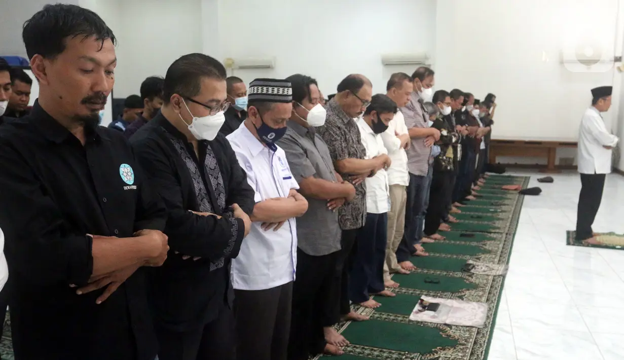 Pengurus Dewan Pers menggelar salat gaib untuk mendiang Ketua Dewan Pers Azyumardi Azra di Hall Gedung Dewan Pers, Kebon Sirih, Jakarta, Senin (19/9/2022). Ketua Dewan Pers 2022-2025 Azyumardi Azra wafat di Malaysia karena serangan jantung. (merdeka.com/Arie Basuki)