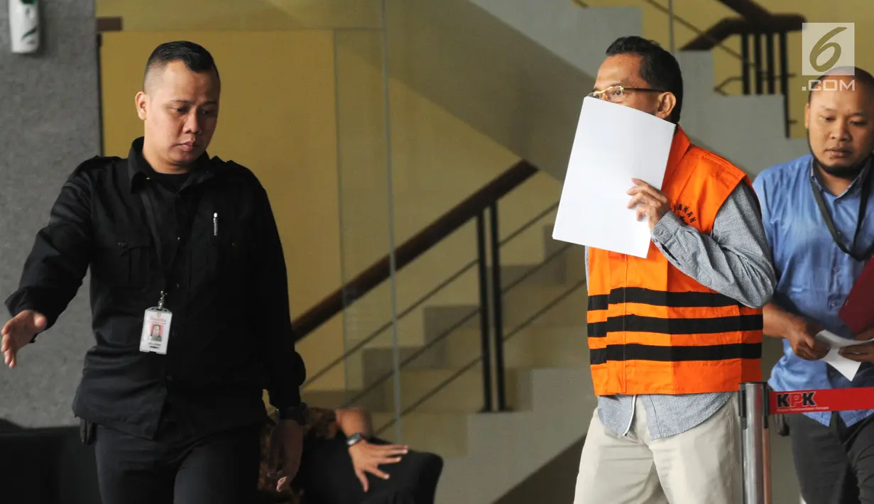 Anggota DPRD Sumatera Utara, Arifin Nainggolan (tengah) usai menjalani pemeriksaan di Gedung KPK, Jakarta, Senin (16/7). Arifin merupakan anggota DPRD Sumatera Utara dari Partai Demokrat. (Merdeka.com/Dwi Narwoko)