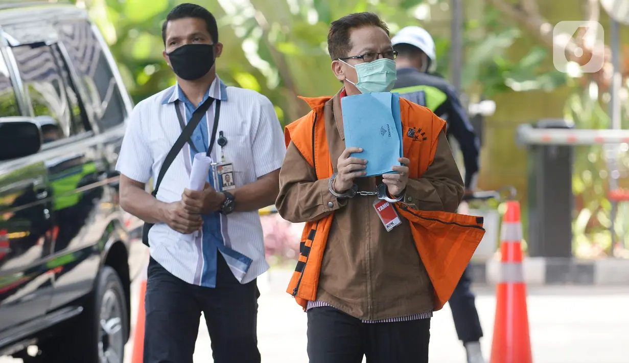 Tersangka mantan Kadis PUPR Kabupaten Mojokerto, Zaenal Abidin tiba untuk menjalani pemeriksaan di Gedung KPK, Jakarta, Selasa (7/4/2020). Zaenal Abidin diperiksa sebagai tersangka dalam kasus gratifikasi dari rekanan pelaksana proyek-proyek di lingkungan Pemkab Mojokerto. (merdeka.com/Dwi Narwoko)