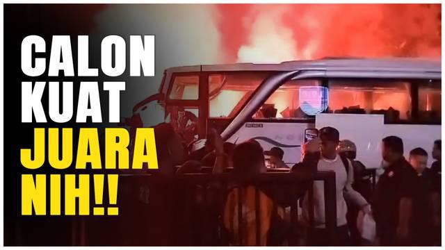 Ribuan Bobotoh menyambut kedatangan tim bus yang membawa rombongan tim Maung Bandung dii Graha Persib, Jalan Sulanjana, Kota Bandung, Minggu (16/2/2025) malam.