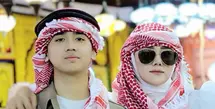 Penyanyi yang juga anggota DPR, Mulan Jameela membagikan kabar bahagia. Melalui akun instagramnya, istri Ahmad Dhani itu membagikan kabar putranya mendapatkan beasiswa kuliah ke luar negeri. Selama ini jarang tersorot, potretnya Daffy anak kedua Mulan yang ganteng dan berprestasi. [Instagram/mulanjameela1]