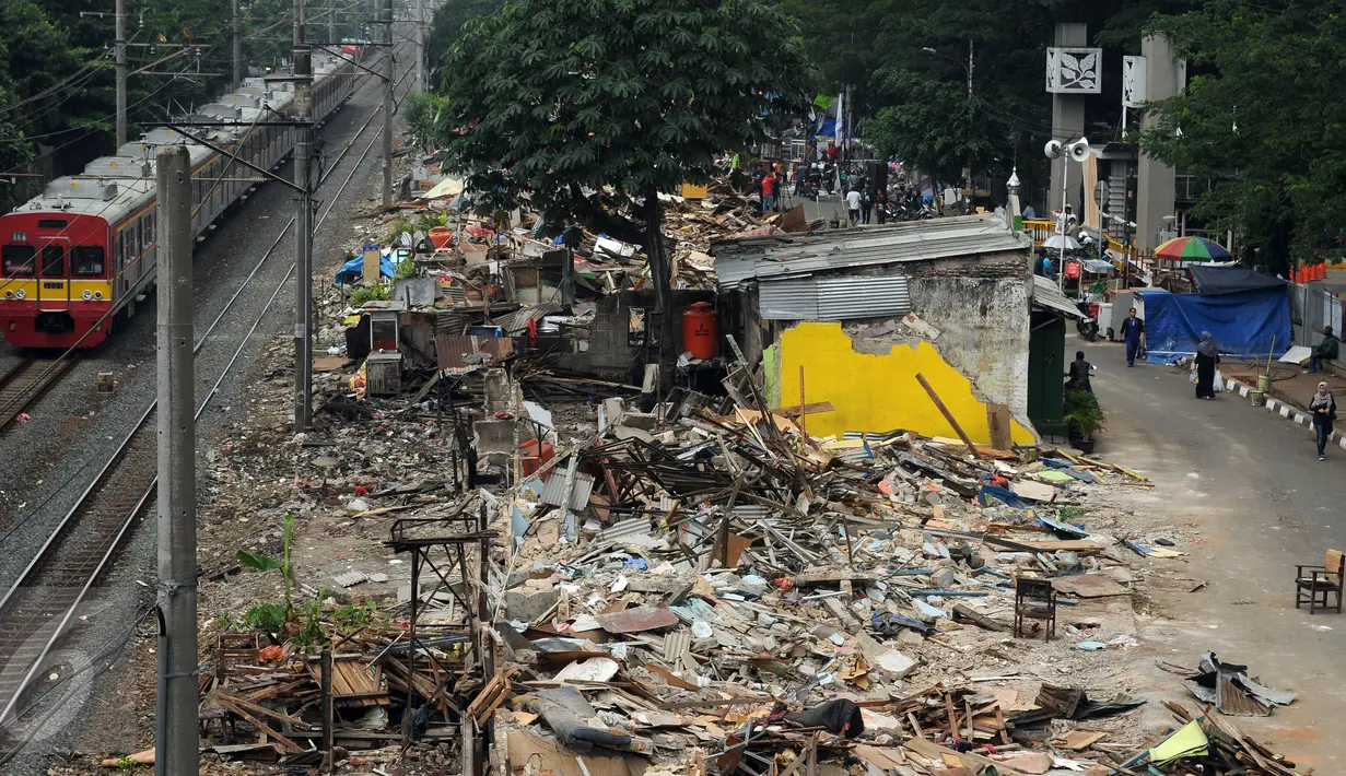 Kondisi kawasan bantaran rel di di Jalan Rawajati Barat, Jakarta, Jumat (2/9). Pasca penggusuran pemukiman bantaran rel kereta kawasan Rawajati, sejumlah warga masih memilih bertahan tinggal di lokasi. (Liputan6.com/Helmi Fithriansyah)