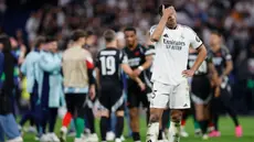 Ekspresi gelandang Real Madrid asal Inggris, Jude Bellingham pada akhir pertandingan leg kedua perempat final Liga Champions 2024/2025 melawan Arsenal di Stadion Santiago Bernabeu, Madrid, Spanyol, 16 April 2025 atau Kamis 17 April 2025 dini hari WIB. (OSCAR DEL POZO/AFP)
