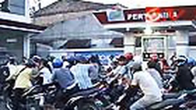Warga Pematang Siantar Antre di SPBU