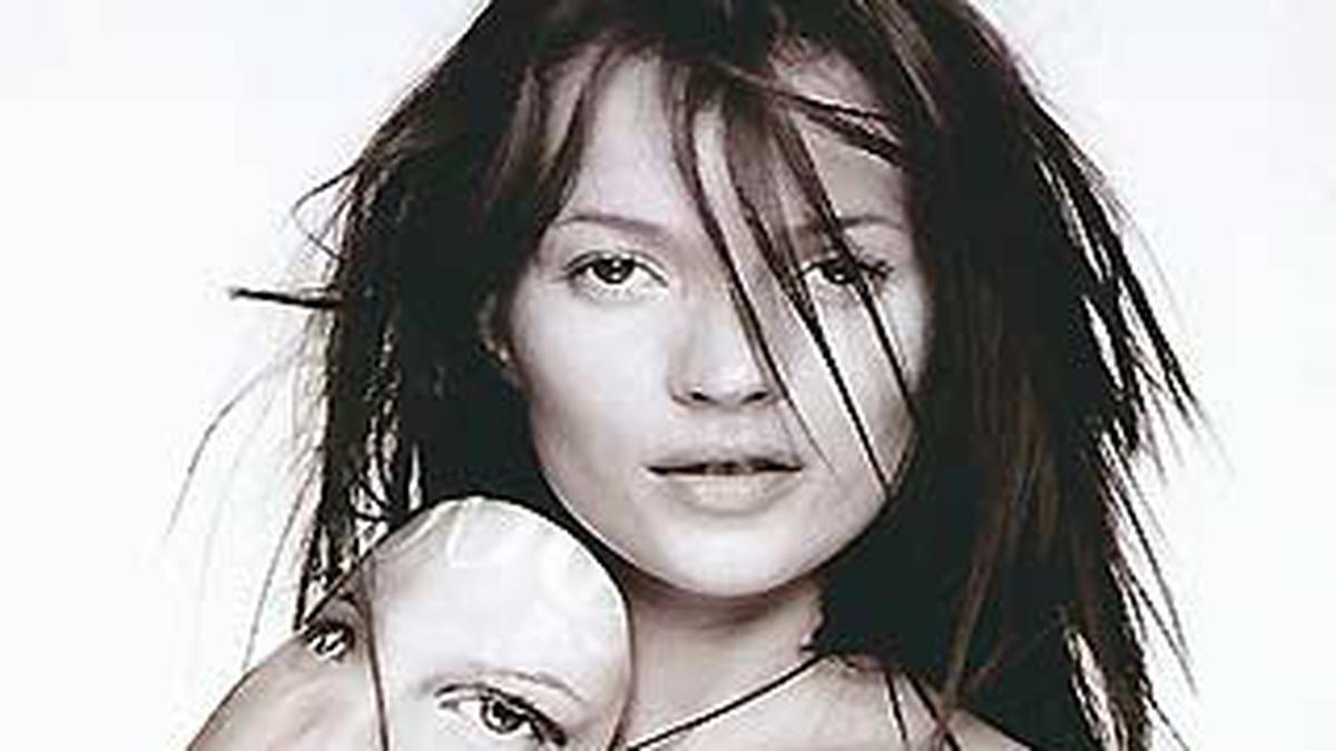 wow-kate-moss-topless