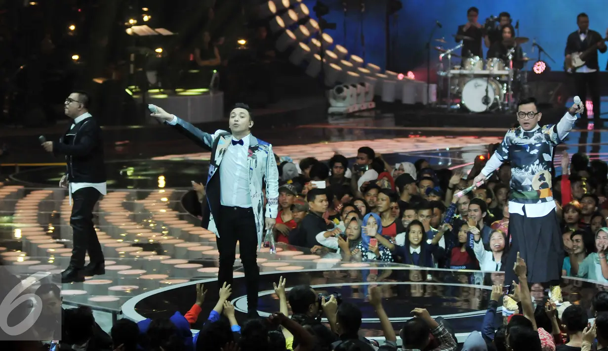 Kahitna dan Yovie & Nuno berkolaborasi menyanyikan lagu-lagu ternama mereka di atas panggung HUT 26 SCTV, Jakarta, Selasa (24/8). (Liputan6.com/Johan Tallo)