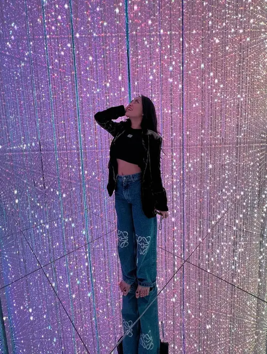 Museum date dengan gaya stylish ala Rachel Vennya. Crop top hitam ditumpuk dengan jaket yang juga berwarna hitam, dipadu celana jeans menjadi penampilan yang apik untuk kencan romantis bersama pasangan. Foto: Instagram.
