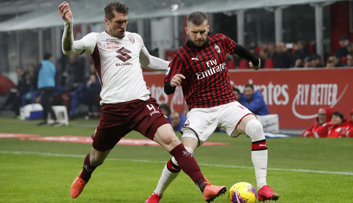 Penyerang AC Milan, Ante Rebic berusaha melewati bek Torino, Lyanco  pada pertandingan lanjutan Liga Serie A Italia di stadion San Siro, di Milan, Italia, (18/2/2020). Pada pertandingan sebelumnya melawan Inter Milan, Rebic mencetak satu gol. (AP Photo/Antonio Calanni)