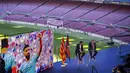 Striker Barcelona Sergio Aguero duduk di sebelah presiden Barcelona Joan Laporta saat konferensi pers di stadion Camp Nou di Barcelona, Spanyol, Rabu (15/12/2021). Sergio Aguero telah mengumumkan pengunduran dirinya dari sepak bola pada hari Rabu karena penyakit jantung. (AP Photo/Emilio Morenatti)