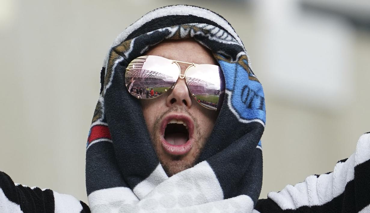 Penggemar Newcastle menunggu dimulainya pertandingan sepak bola Liga Premier Inggris antara Newcastle dan Tottenham Hotspur di St. James' Park di Newcastle, Inggris, Minggu 17 Oktober 2021. (AP/Jon Super)