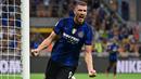 Edin Dzeko didatangkan ke Inter Milan untuk menggantikan peranan Romelu Lukaku yang hengkang menuju Chelsea. Ia juga sama-sama didatangkan dengan status bebas transfer. Dzeko juga mencetak gol debutnya saat berusa Genoa dengan menyumbangkan satu gol dan satu assist. (AFP/Miguel Medina)