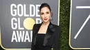 Aktris Gal Gadot berpose dengan gaun hitam saat menghadiri Penghargaan Golden Globe ke-75 di Hotel Beverly Hilton di Beverly Hills, California (7/1). (Frazer Harrison / Getty Images / AFP)