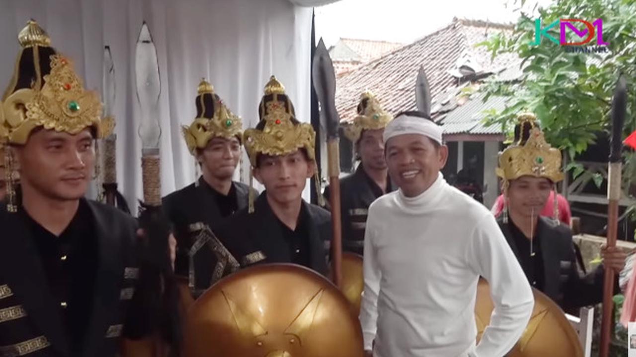 Bertemu dengan para petugas berpakaian tradisional khas tentara kerajaan, Dedi mengaku kaget. Dedi lantas mengabadikan momen.&nbsp;