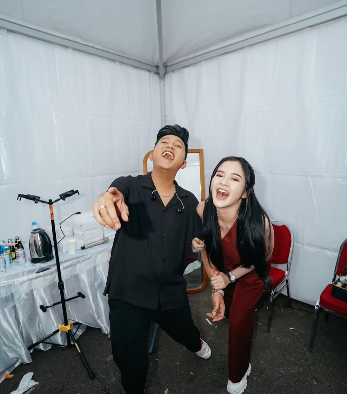 7 Potret Bella Bonita Temani Denny Caknan di Backstage, Bukti Kesetiaan yang Romantis