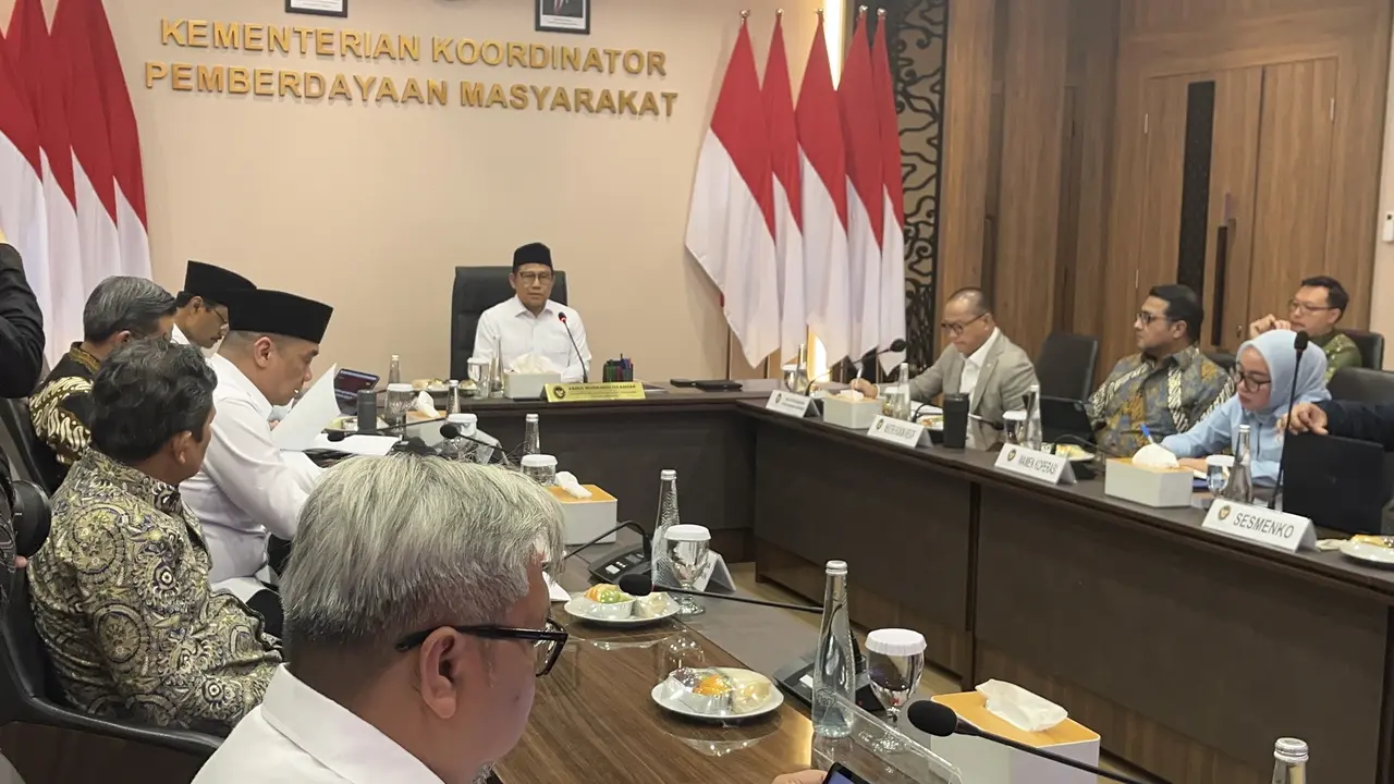 Menteri Koordinator (Menko) PM Muhaimin Iskandar atau Cak Imin memimpin rapat terbatas menteri di Kantor Kemenko PM, Jakarta Pusat, Rabu (7/1/2026).
