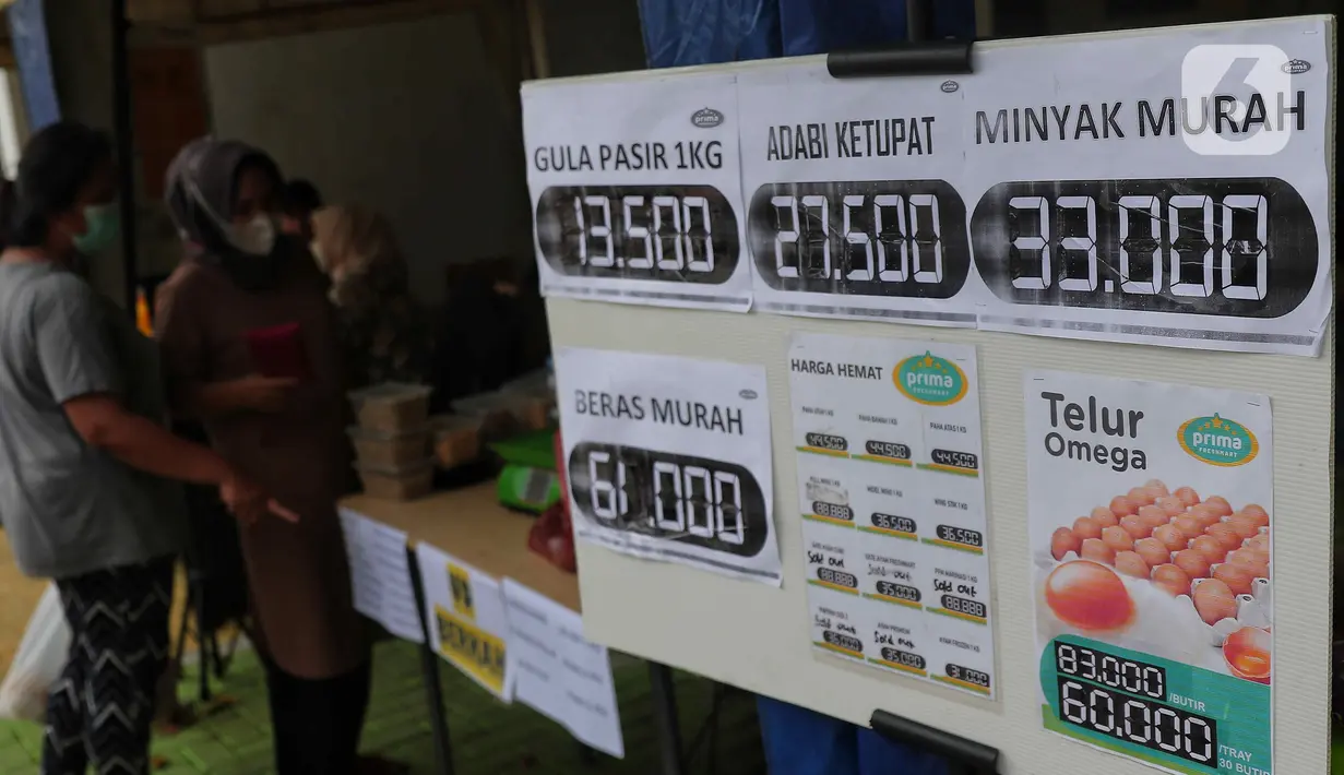 Daftar promo harga terlihat di Bazar Sembako Murah di Kecamatan Ciledug, Kota Tangerang, Senin (12/9/2022). Bukan hanya pangan, bazaar tersebut juga menyediakan gas, kebutuhan rumah tangga, hingga produk UMKM.  (Liputan6.com/Angga Yuniar)