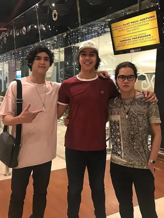 Begitu juga dengan Al yang mengunggah foto bertiga dengan El dan Dul juga menuliskan kalimat penyemangat untuk adik laki-lakinya itu. “New journey @elelrumi Sukses selalu & keep humble my brother (emoji),” tulisnya. (Instagram/alghazali7)