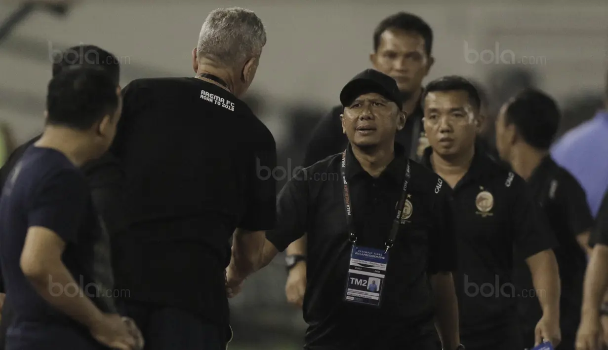 Pelatih Sriwijaya FC, Rahmad Darmawan, saat pertandingan melawan Arema FC pada laga perempat final Piala Presiden di Stadion Manahan, Solo, Minggu, (4/2/2018). Sriwijaya FC menang 3-1 atas Arema FC. (Bola.com/M Iqbal Ichsan)
