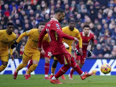 Pemain Liverpool, Mohamed Salah mencetak gol melalui tendangan penalti ke gawang Wolverhampton dalam laga lanjutan Liga Inggris 2024/2025 di Anfield, Liverpool, Inggris, Minggu (16/02/2025). (AP Photo/PA/Peter Byrne)