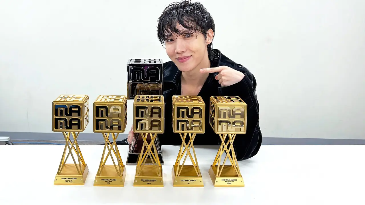 J-Hope Menerima MAMA Awards 2022. (BigHit)