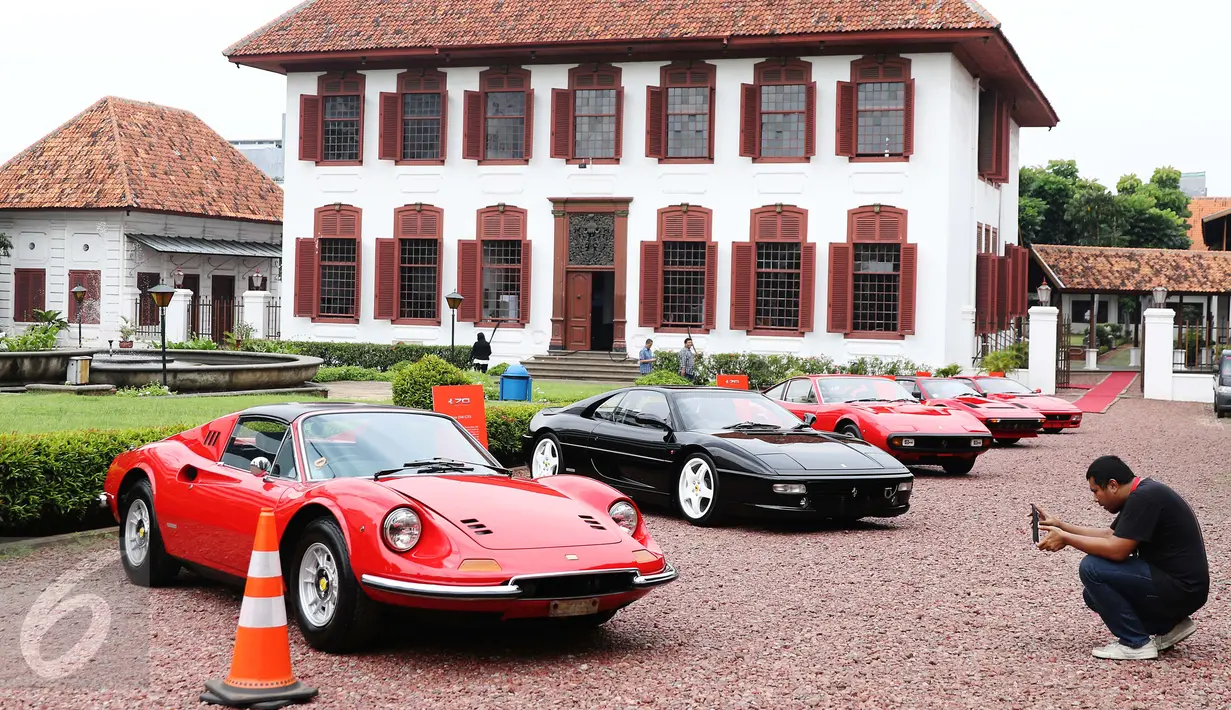 Pengunjung mengambil foto mobil Ferrari klasik di Gedung Arsip Nasional, Jakarta, Selasa (14/3). Merayakan ulang tahun ke-70 keberadaan Ferrari di dunia otomotif, Ferrari Jakarta memboyong 10 supercar klasik pilihan. (Liputan6.com/Angga Yuniar)