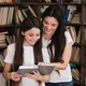 Dengan mengajak anak liburan ke perpustakaan umum dapat membentuk karakter, kecerdasan, hingga kedekatan emosional anak sejak dini. [Dok/freepik.com]
