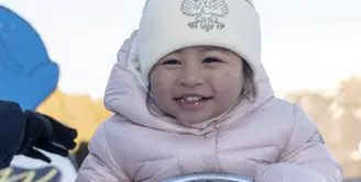 Lily tampil menggemaskan dengan outfit musim dingin bernuansa pink. [Foto: Instagram/ Raffinagita]