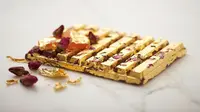 Mau sesuatu yang baru di tahun baru Imlek? Coklat batang berlapis emas 24-karat ini bisa menjadi kudapan istimewa dimalam tahun baru lho.  Sumber gambar : Nestle - Australia