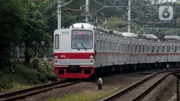 Anggota Komisi V DPR RI Suryadi Jaya Purnama mengatakan bahwa pengurangan unit kereta beroperasi tersebut akan menggerus kapasitas angkut harian KRL sebanyak 1,2 juta penumpang dan 1.081 perjalanan per hari. (Liputan6.com/Johan Tallo)