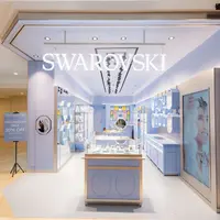 Swarovski telah menata ulang jaringan toko globalnya dengan tampilan baru. Menghadirkan keajaiban alam semesta yang mengkristal ke setiap lokasi. [ Foto dok: Swarovski]