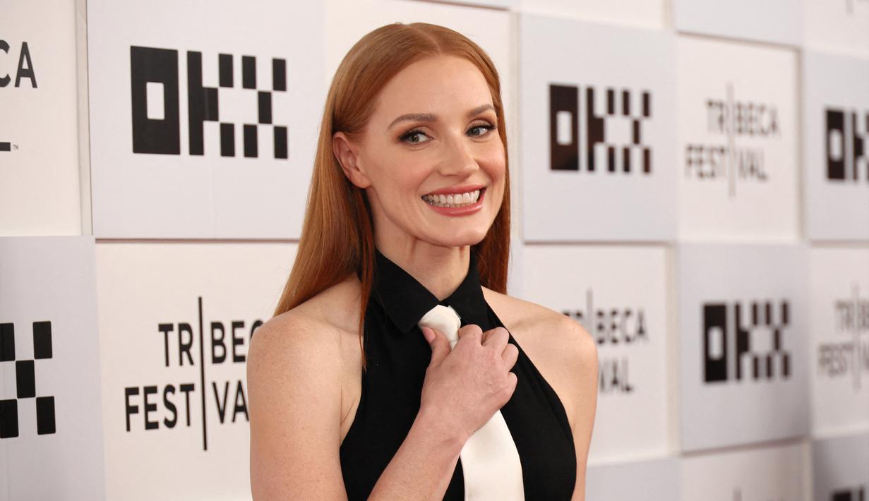 Aktris Jessica Chastain menghadiri pemutaran perdana film The Forgiven pada Festival Film Tribeca 2022 di BMCC Tribeca PAC, New York City, Amerika Serikat, 14 Juni 2022. Jessica Chastain terlihat berseri-seri saat menghadiri pemutaran perdana film The Forgiven pada Festival Film Tribeca 2022. (Dia Dipasupil/Getty Images for Tribeca Festival/AFP)