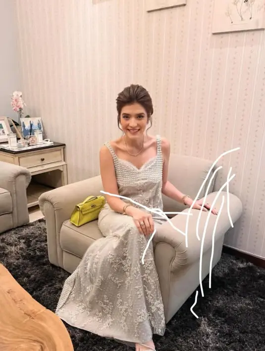Carissa Puteri turut hadir dengan penampilan elegannya mengenakan long dress dengan detail kerah sweetheart dan aksen bordir serta beads yang mewah lansiran @saptodjojokartiko. [@carissa_puteri].