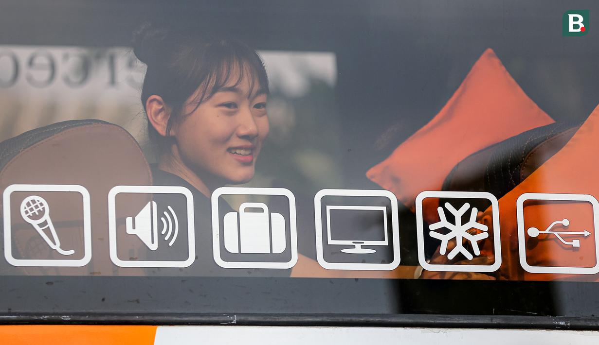 <p>Pevoli Red Sparks, An Ye-rim saat di dalam bus meninggalkan acara penyambutan jelang laga Fun Volleyball melawan Indonesia All Star di Kemenpora, Senayan, Jakarta, Rabu (17/04/2024). (Bola.com/Bagaskara Lazuardi)</p>