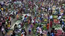Pembeli membeli produk di pasar terbuka di Ahmedabad, India, pada 3 Maret 2022. Perlahan tapi pasti, kehidupan di Asia Selatan kembali normal, dan orang-orang berharap yang terburuk dari pandemi COVID-19 ada di belakang mereka. (AP Photo/Ajit Solanki)