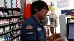 Tas belanja yang dapat digunakan kembali dan plastik yang dapat terbiodegradasi dipajang di toko Circle K, Mexico City pada 1 Januari 2020. Toko-toko berhenti menyediakan kantong plastik sekali pakai kepada pelanggan sesuai undang-undang yang berlaku di ibu kota Meksiko. (AP/Rebecca Blackwell)