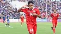 Selebrasi gelandang Timnas Indonesia U-22, Fajar Fathur Rahman setelah mencetak gol ketiga Timnas Indonesia U-22 ke gawang Filipina pada laga pertama Grup A SEA Games 2023 di Olympic Stadium, Phnom Penh, Kamboja, Sabtu (29/4/2023). (Bola.com/Abdul Aziz)