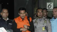 Anggota DPR dari Fraksi Golkar Bowo Sidik Pangarso (BSP) dikawal petugas usai menjalani pemeriksaan di Gedung KPK, Jakarta, Kamis (28/3). KPK menetapkan BSP dan dua tersangka terkait dugaan suap pelaksanaan kerja sama pengangkutan di bidang pelayaran angkut barang pupuk. (merdeka.com/Dwi  Narwoko)
