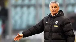 Juventus coach Claudio Ranieri gestures during his team's Italian Serie A match against Siena on January 11, 2008 at Olympic Stadium in Turin. Juventus defeated Siena 1-0. AFP PHOTO/GIUSEPPE CACACE