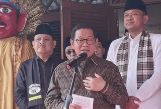 Gubernur DKI Jakarta Pramono Anung memastikan langkah pemulihan segera dilakukan agar aktivitas ekonomi di Pasar Induk Kramat Jati, Jakarta Timur yang mengalami kebakaran pada Senin, (15/12/2025) pagi tidak terganggu dalam waktu lama. Selain itu, renovasi pada area terdampak juga akan dilakukan dengan cepat. (Liputan6.com/Winda Nelfira)