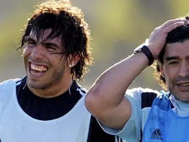 Argentina's football team coach Diego Maradona (R) gestures next to Carlos Tevez during a training session in Ezeiza, Buenos Aires on March 24, 2009. AFP PHOTO/Juan Mabromata 