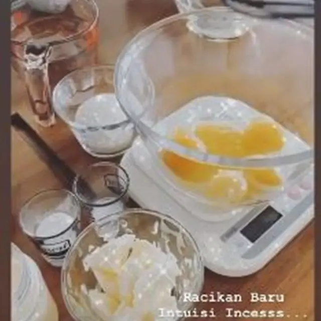 Di Rumah Aja, Syahrini Buatkan Puding buat Reino Barack