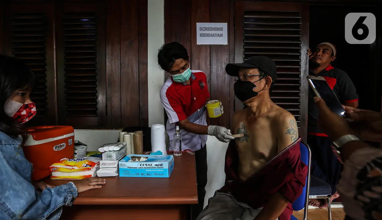 Peserta mengikuti kegiatan hapus tato gratis di Dewan Pimpinan Pusat Forum Ulama Habaib Jakarta, Selasa (19/4/2022). Kegiatan ini diperuntukan bagi masyarakat yang hendak "berhijrah" namun terkendala biaya dalam penghapusan tato, berlangsung dari tanggal 18-19 April 2022. (Liputan6.com/Johan Tallo)