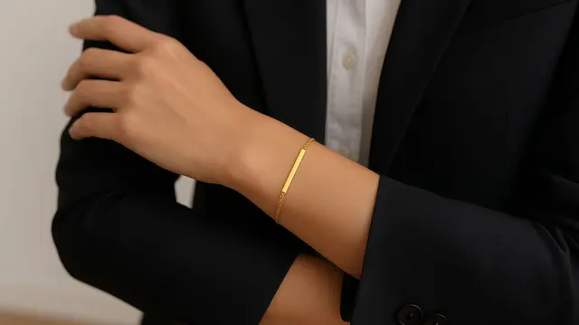 Model Gelang Emas Simple untuk Wanita Karier Modern 2025/Ilustrasi AI