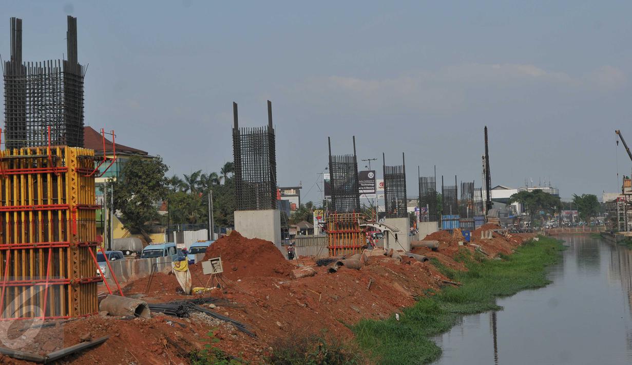 Suasana proyek pembangunan pondasi jalan tol Bekasi-Cawang-Kampung Melayu (Becakayu), Jakarta, Jumat (6/11). Proyek yang sempat terbengkalai selama 17 tahun tersebut kini diakuisisi dan dikerjakan oleh BUMN. (Liputan6.com/Gempur M Surya)