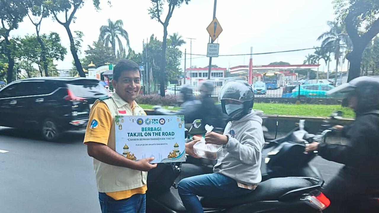 Di Tengah Kemacetan Jakarta, 120 Paket Takjil Dibagikan PLN di Cililitan