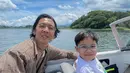 Kebersamaannya dengan si bungsu terlihat sanga dekat, sebagai sosok seorang ayah dirinya memang sangat dekat dengan ketiga buah hatinya. Seru naik kapal di Danau Kawaguchiko menjadi salah satu pengalaman yang menyenangkan bersama. (Liputan6.com/IG/@bimbimslank)